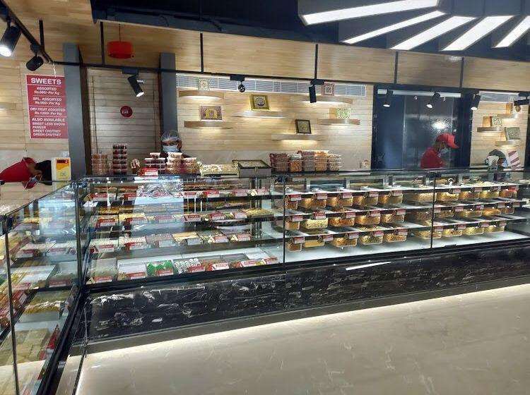 SWEETS-&-CAKE-WITH-NAMKEEN-COUNTERS-51