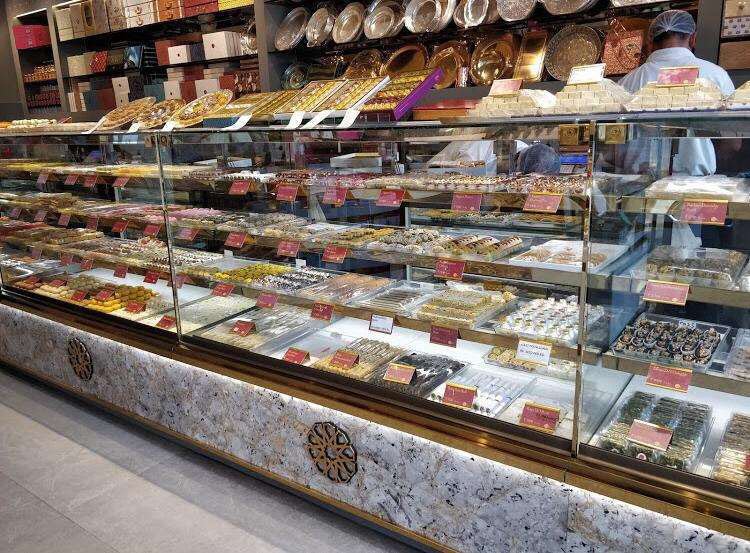 SWEETS-&-CAKE-WITH-NAMKEEN-COUNTERS-8